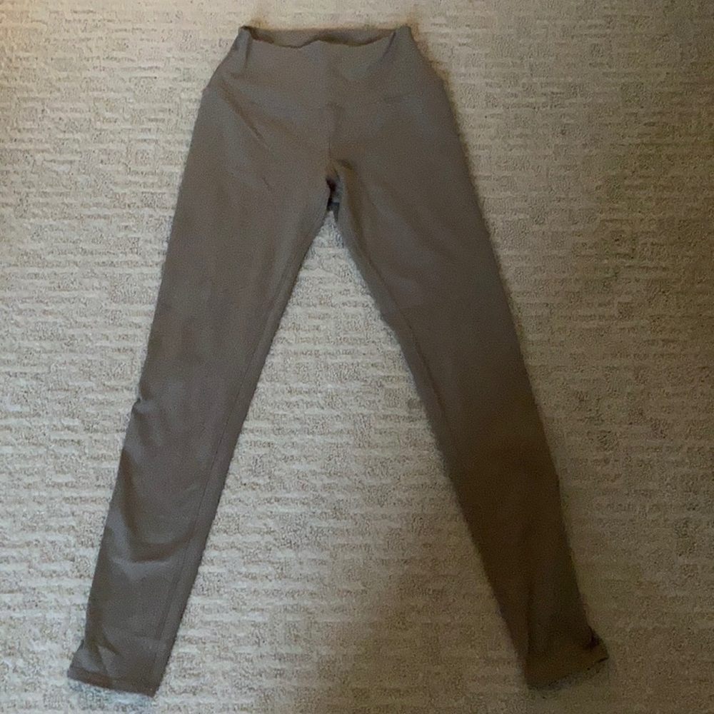 Alo beige leggings with detail line on back
